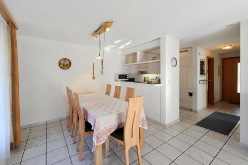 a kitchen and dining room with a table and chairs at Apartments Kirchbühl in Grindelwald