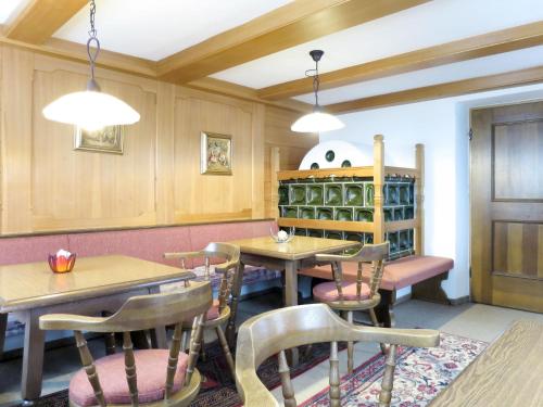 un restaurante con paredes de madera, mesas y sillas en Holiday Home Schrofner - MHO538 by Interhome en Ramsau im Zillertal