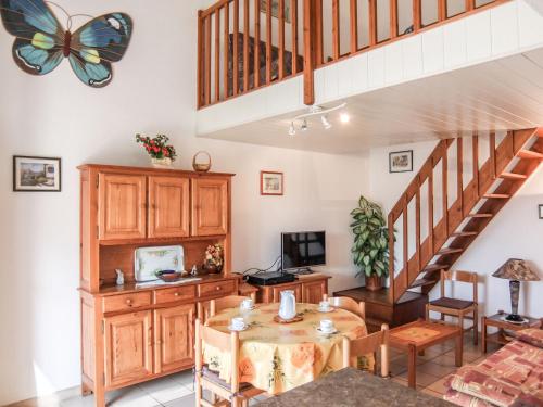 - un salon avec une table et un papillon sur le mur dans l'établissement Holiday Home Les Lauriers Roses by Interhome, à Saint Cyprien Plage