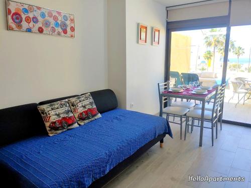 Una habitación con una cama y una mesa con un comedor. en Ocean View Playa la Arena by HelloApartments, en Puerto de Santiago