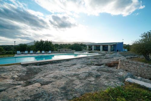 Der Swimmingpool an oder in der Nähe von Le Cave di Fontane Bianche