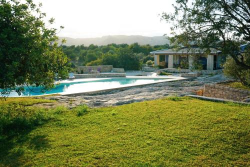 Der Swimmingpool an oder in der Nähe von Le Cave di Fontane Bianche