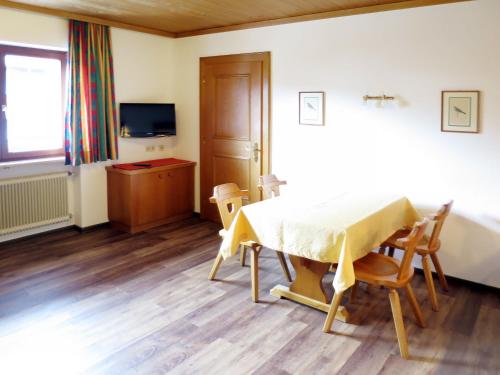 TV a/nebo společenská místnost v ubytování Apartment Schuler-1 by Interhome