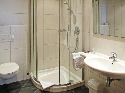 W łazience znajduje się prysznic, umywalka i toaleta. w obiekcie Apartment Georg - KPL328 by Interhome w mieście Kappl