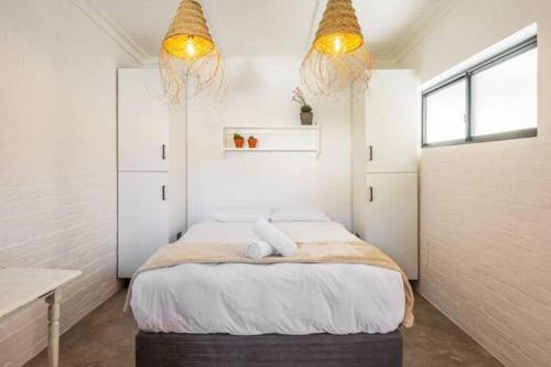 A bed or beds in a room at Stylish BoKaap Apartment w Mountain Views
