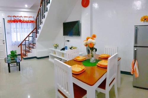 d'une salle à manger avec une table et un réfrigérateur. dans l'établissement Diodeths Holiday Apartment, à Butuan