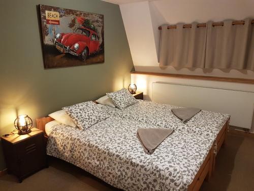 B&B Brigitte & Alain في بروكسل: غرفة نوم بسرير وسيارة حمراء على الحائط