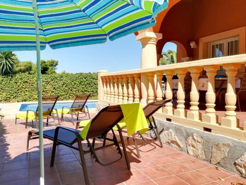 Balcon del MarにあるHoliday Home Monte Verde-1 by Interhomeのパティオ(椅子、パラソル、プール付)