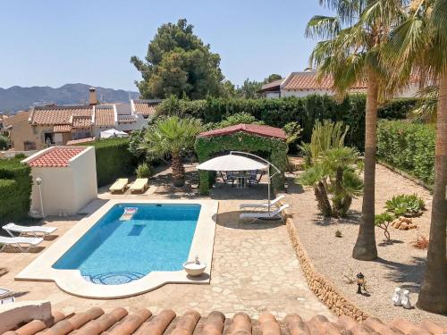 una piscina en un patio con palmeras en Holiday Home Serra - ATE250 by Interhome, en La Nucía