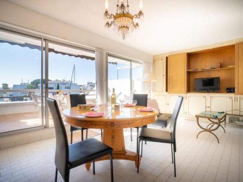 une cuisine et une salle à manger avec une table et des chaises dans l'établissement Apartment Les Marinas d'Ulysse IV by Interhome, au Grau-du-Roi