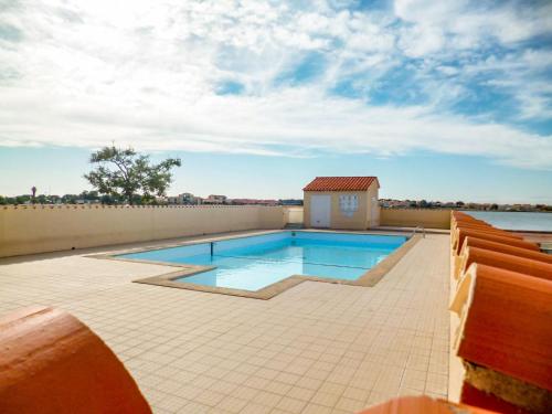 une piscine sur le toit d'une maison dans l'établissement Apartment Pointe Vermeille-1 by Interhome, au Barcarès