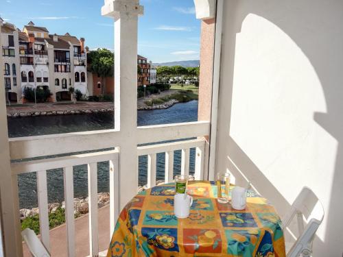 une table sur un balcon avec vue sur l'eau dans l'établissement Apartment Pointe Vermeille-1 by Interhome, au Barcarès