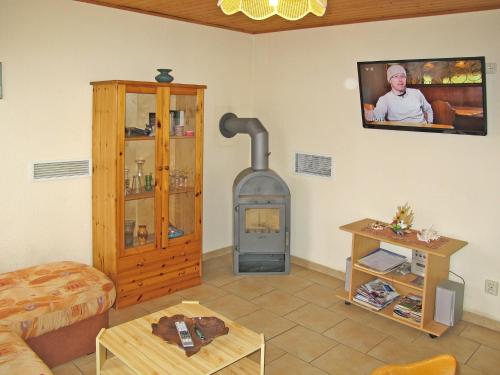 een woonkamer met een houtkachel in een kamer bij Holiday Home Am Walde-1 by Interhome in Dobbertin