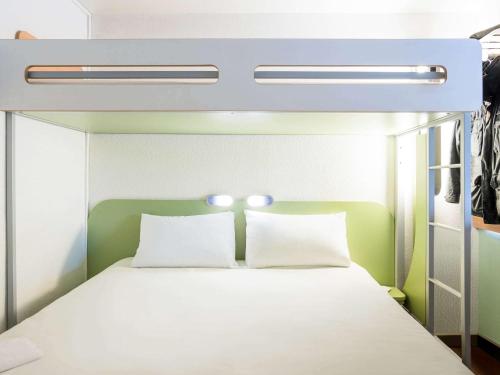 Llit o llits en una habitació de ibis budget Bordeaux Centre Mériadeck