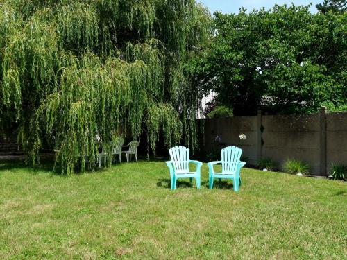 2 chaises et une table dans la cour dans l'établissement Holiday Home Houat by Interhome, à Plouhinec