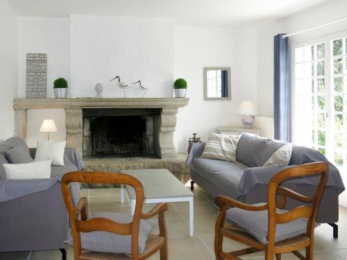 un salon avec un canapé et une cheminée dans l'établissement Holiday Home Pen Er Guer by Interhome, à Saint-Gildas-de-Rhuys