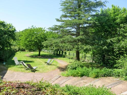 MesquerにあるHoliday Home Stergann - MEQ301 by Interhomeの木々と小道のある公園内の椅子2脚