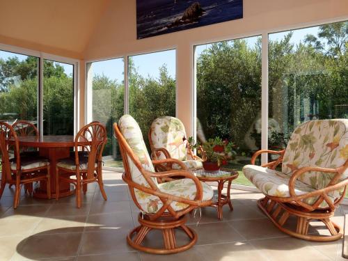 une pièce avec une table, des chaises et des fenêtres dans l'établissement Holiday Home Nature et Mer by Interhome, à Camaret-sur-Mer