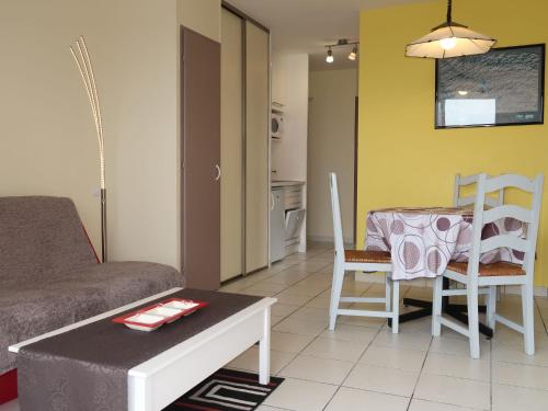 un salon avec un canapé et une table dans l'établissement Apartment Fakarava by Interhome, à Crozon