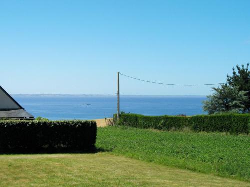 Telgruc-sur-MerにあるHoliday Home Milin-Avel - TGM102 by Interhomeの縞庭