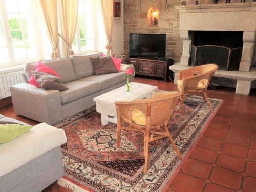 CléderにあるHoliday Home Villa de la Côte des Sables - CED201 by Interhomeのリビングルーム(ソファ、椅子、暖炉付)