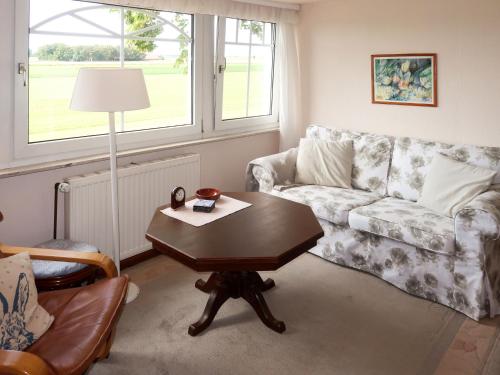 ein Wohnzimmer mit einem Sofa und einem Tisch in der Unterkunft Apartment Huuske am Polder by Interhome in Ditzumerhammrich