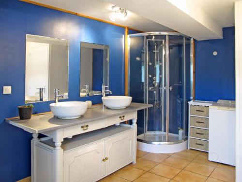 A bathroom at Holiday Home Entre mer et campagne 2 - LMX403