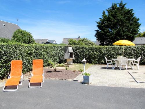 ポールバイユにあるHoliday Home Côte des îles - PRB408 by Interhomeのパティオ(テーブル、椅子、パラソル付)