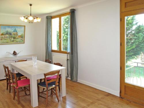 une salle à manger avec une table et des chaises blanches dans l'établissement Holiday Home Freyssignes - CBA200 by Interhome, à Altillac