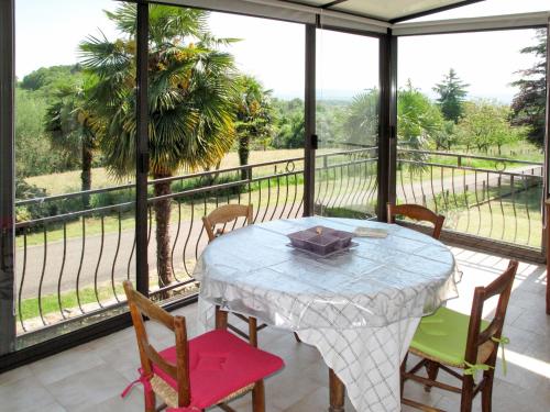 - une table et des chaises sur une terrasse couverte avec vue dans l'établissement Holiday Home Freyssignes - CBA200 by Interhome, à Altillac