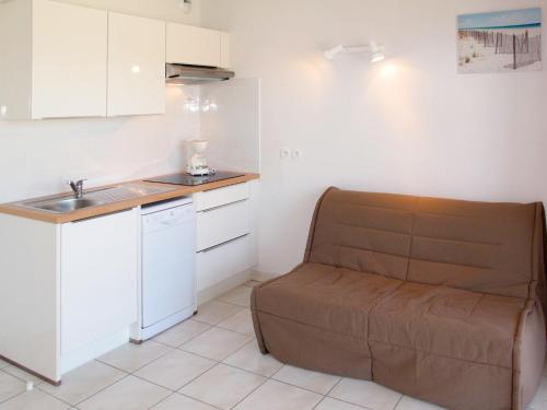 cocina con sofá y lavabo en una habitación en Apartment Résidence Belle Dune - BPL331 by Interhome, en Biscarrosse-Plage