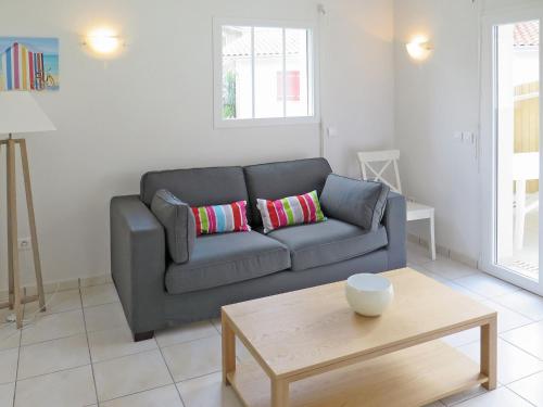 un salon avec un canapé et une table dans l'établissement Holiday Home Résidence Plage Océane-1 by Interhome, à Biscarrosse-Plage