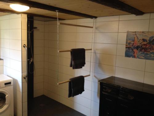 a bathroom with black towels hanging on a wall at Ferienhaus am Rosslauer Markt in Dessau