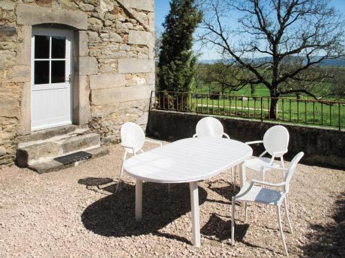 une table et des chaises blanches devant un bâtiment dans l'établissement Holiday Home Premier gîte de Bouton - BVR300 by Interhome, à La Grande-Verrière