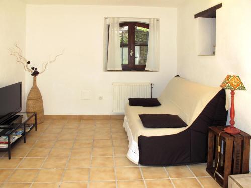 un salon avec un lit et une télévision dans l'établissement Holiday Home Marguerie by Interhome, à La Touche