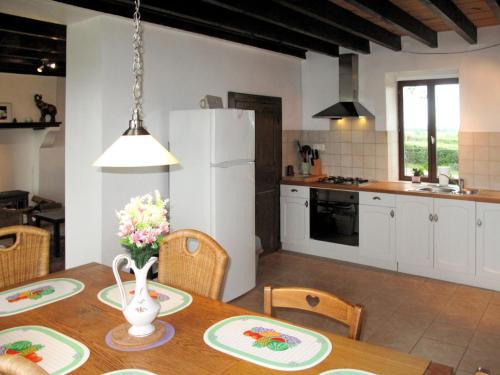 une cuisine et une salle à manger avec une table et des chaises dans l'établissement Holiday Home Les Brûles by Interhome, à Ternant