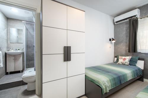 Galeriebild der Unterkunft Modern 3 Bedroom & 3 Bathroom Apartment - near Balluta Bay in St Julian's
