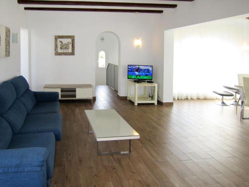 Televízia a/alebo spoločenská miestnosť v ubytovaní Holiday Home Ayora by Interhome