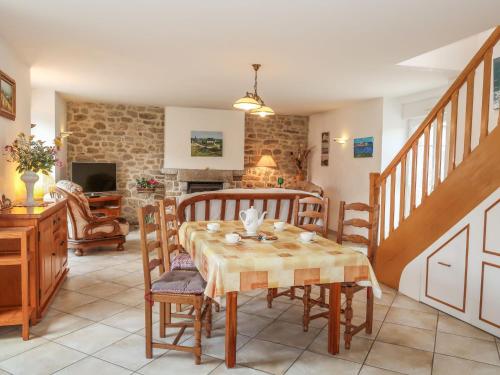une salle à manger avec une table et des chaises dans l'établissement Holiday Home Ty Breiz by Interhome, à Ploemeur