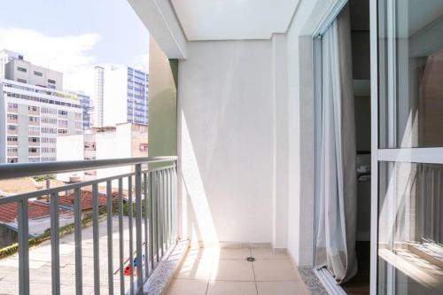 balcón con vistas a la ciudad en BHomy Bela Vista Moderno com varanda BS37, en São Paulo