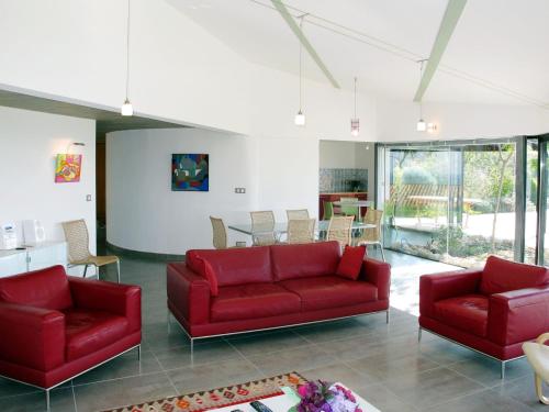 サナリー・シュル・メールにあるHoliday Home Baie de Bandol - SAY110 by Interhomeのリビングルーム(赤いソファ2台、テーブル付)