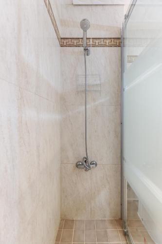 a shower with a glass door in a bathroom at Apartamento Vora Mar 33 in Cambrils
