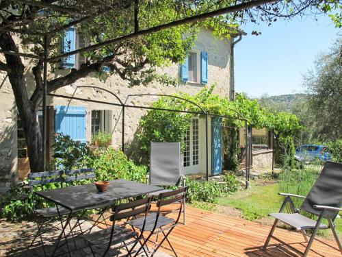 een terras met een tafel en stoelen bij Holiday Home Mas de l'Adrech by Interhome in Fayence