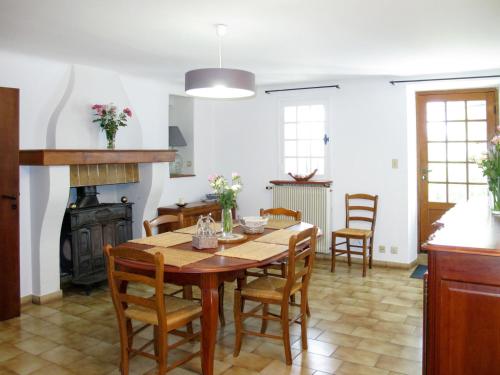 une salle à manger avec une table et une cheminée dans l'établissement Holiday Home Mas de l'Adrech by Interhome, à Fayence