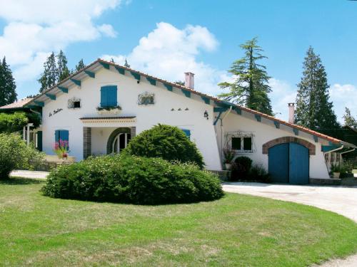 Casa blanca con puertas azules y patio en Holiday Home Le Belon - MOS140 by Interhome, en Mézos