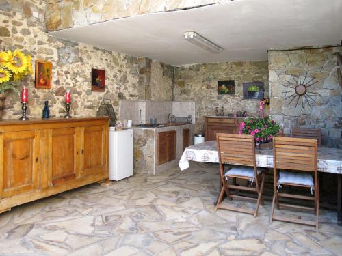 ロクブリューヌ・シュル・アルジャンにあるApartment Mas du Combaud - RSA171 by Interhomeのキッチン(テーブル、椅子付)