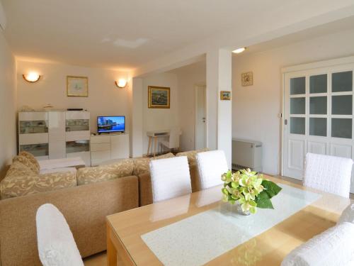 Televízia a/alebo spoločenská miestnosť v ubytovaní Apartment Klarić-2 by Interhome