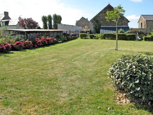 カンカルにあるHoliday Home Les Quatrevais - Aの庭中の芝生