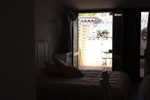 a bedroom with a couch in front of a door at Affittacamere Arco Polinori in Foligno