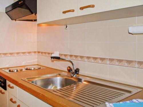 Kuchyň nebo kuchyňský kout v ubytování Apartment Residenza Parcolago Apt 018 mit Garten by Interhome